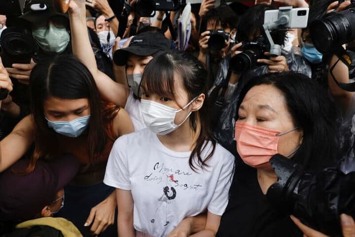 香港の民主活動家、周庭氏と支持者たち