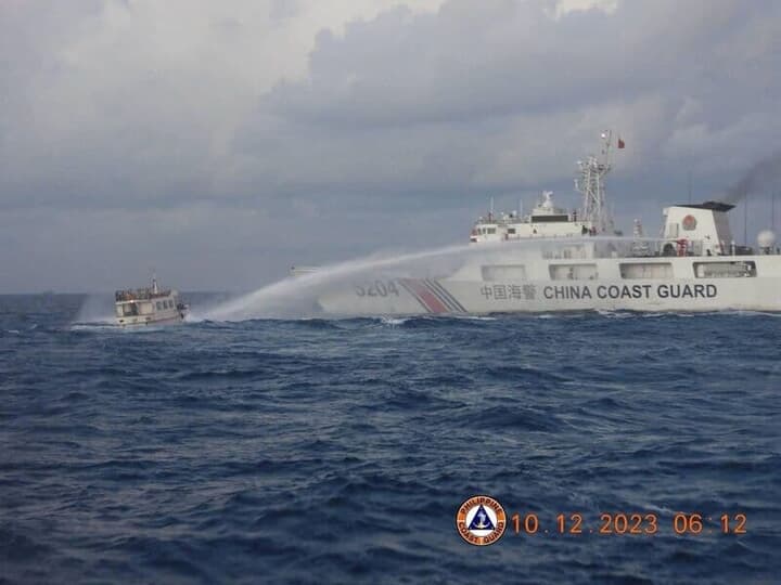 フィリピン船に放水砲を使用する中国海警局の船