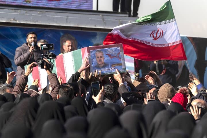 イラン革命防衛隊幹部サデグ・オミザデらの葬儀