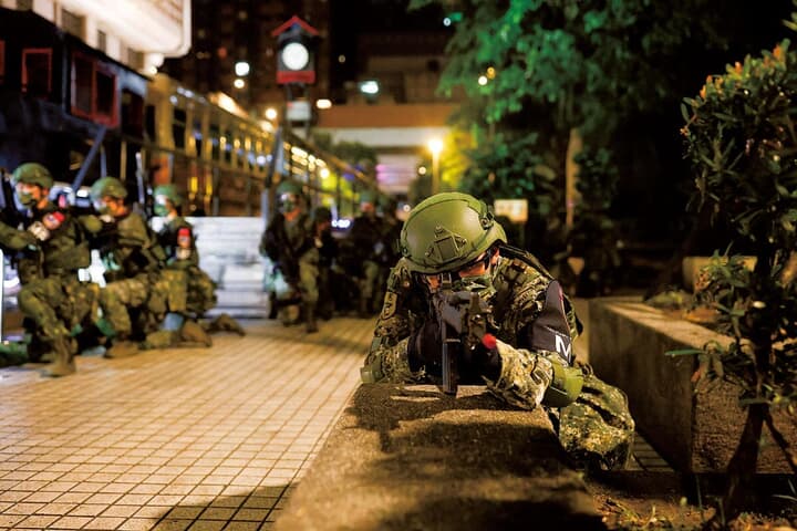 台湾で年に1度行われている大規模軍事演習で、昨年は台北駅でも初めて訓練が実施された　ANN WANGｰREUTERS