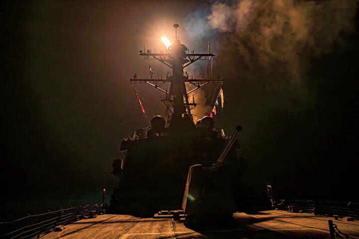 米海軍の駆逐艦がフーシ派拠点に巡航ミサイルを発射