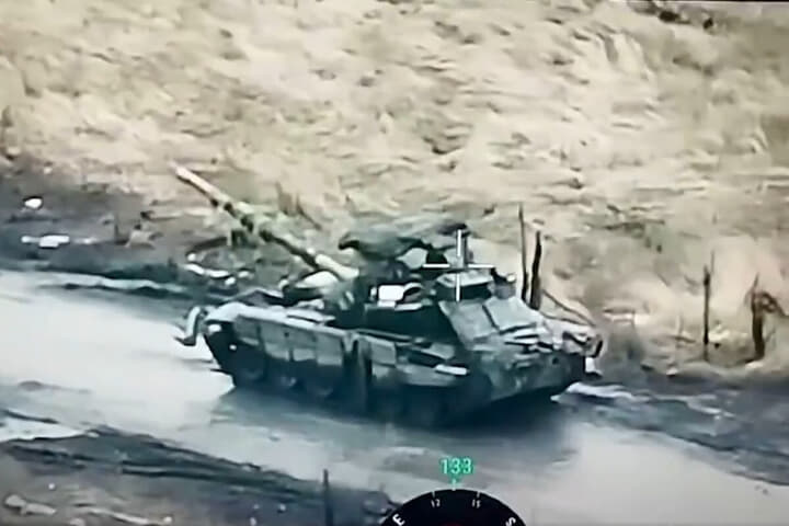 ウクライナ軍ドローンによるロシアT-72B3戦車への攻撃
