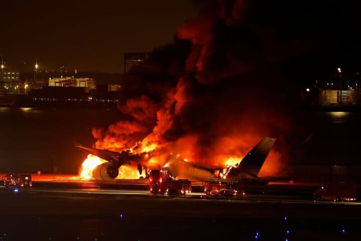 羽田空港で炎上する日本航空機