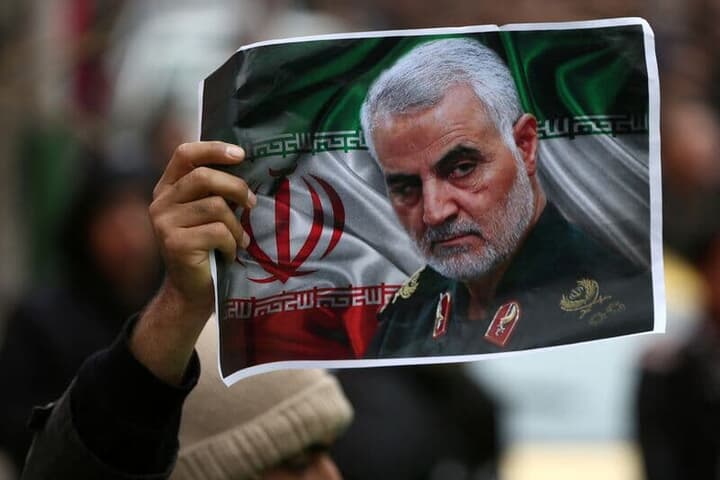イラン革命防衛隊「コッズ部隊」の故ソレイマニ司令官のプラカード