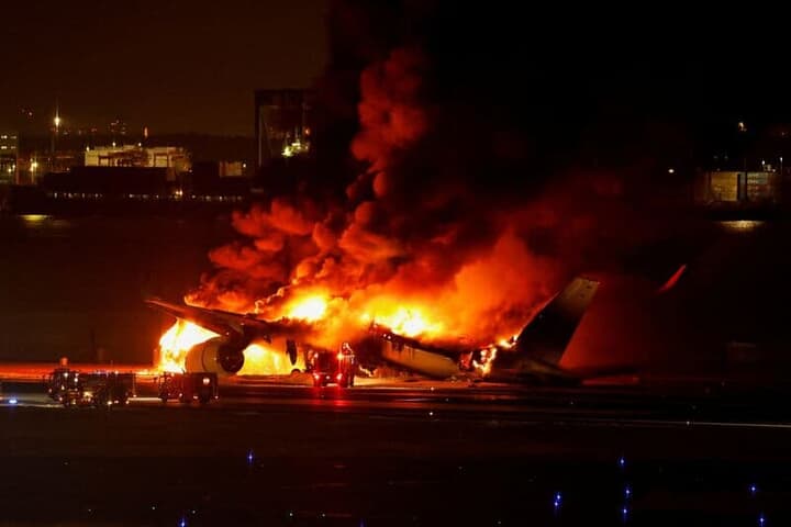 羽田空港で炎上する日本航空の旅客機エアバスA350
