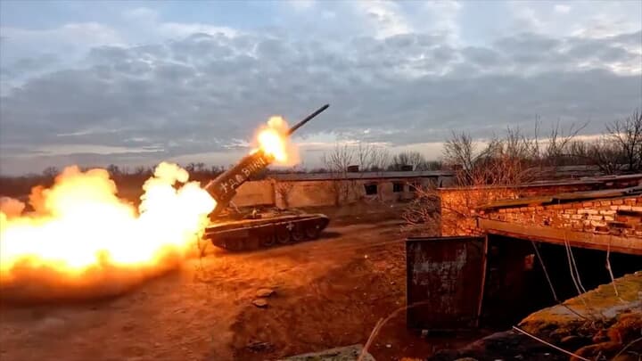 ロシア軍から鹵獲した燃料気化爆弾TOA-1Aをウクライナ軍が撃ち返したところ