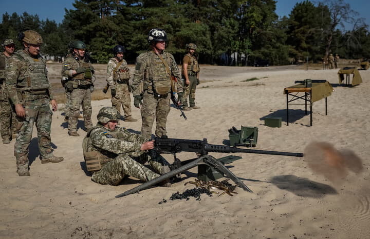 アメリカ製のブラウニングM2機関銃で訓練中のウクライナ兵