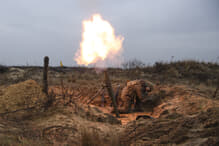 訓練で迫撃砲を放つウクライナ人砲撃手