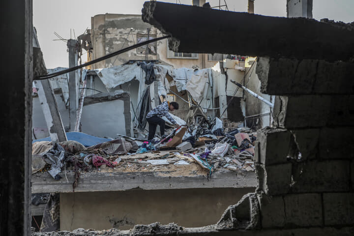 イスラエルの空爆で家を破壊されたガザ住民