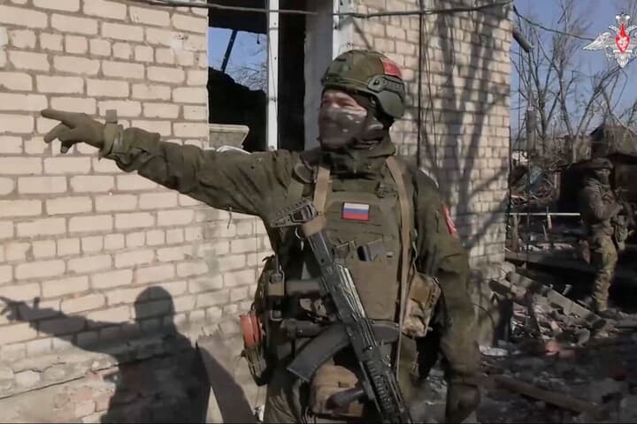 ウクライナ東部ドネツク州アウディーイウカのロシア兵