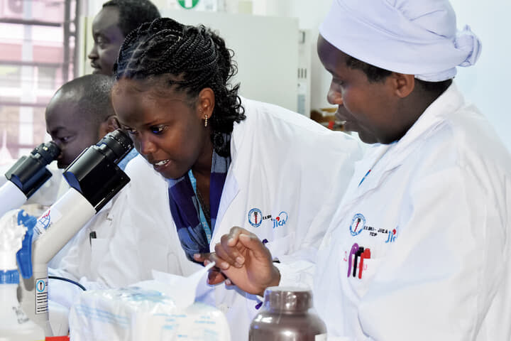 KEMRIの研究者に対する研修の様子。KEMRIの能力強化は、ケニア国内にとどまらず、周辺地域の保健医療にも貢献している