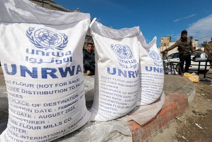 ラファでUNRWAの食糧配給を待つ人々