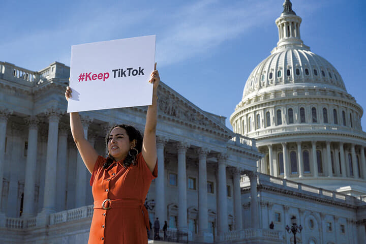 議会前でTikTok禁止法案に反対する人　CRAIG HUDSONｰREUTERS