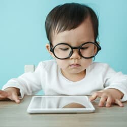 アメリカの2歳未満の子供のスクリーンタイムは1日平均42分だという　DONOT6_STUDIO-Shutterstock