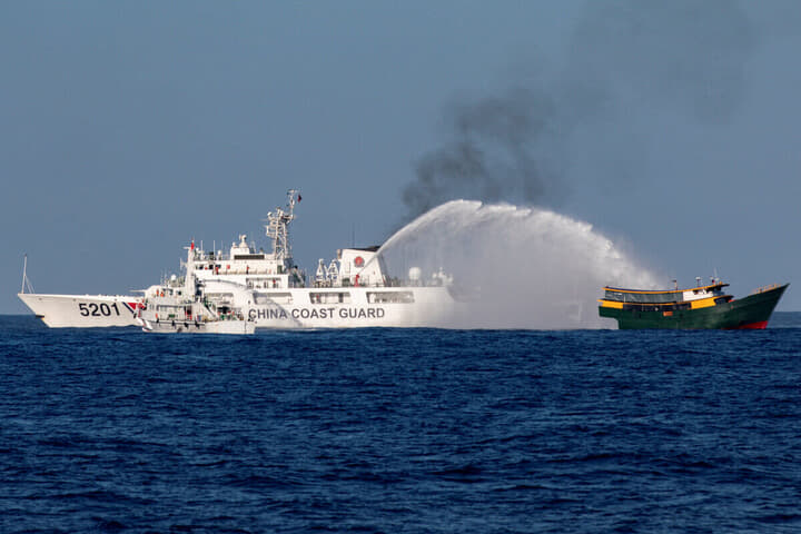 フィリピンの補給戦に放水銃を浴びせる中国海警局の船