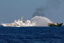 エスカレートする中国の暴力──放水銃を浴びる船内映像をフィリピンが公開