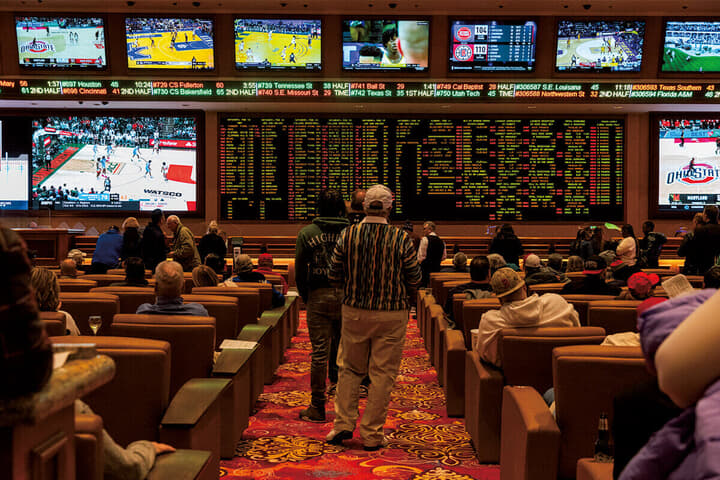 ラスベガスのカジノのスポーツ賭博エリアで試合映像を見つめる人々　MIKAYLA WHITMORE FOR THE WASHINGTON POST/GETTY IMAGES