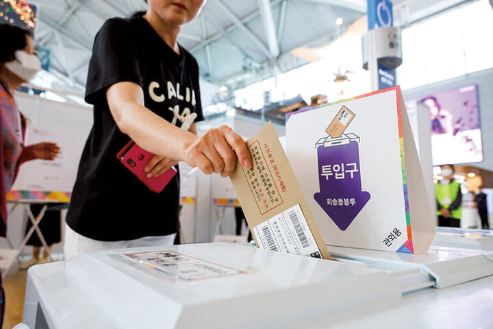 仁川空港に設置された投票所で期日前投票を行う有権者（4月5日）　KIM SOO-HYEONｰREUTERS