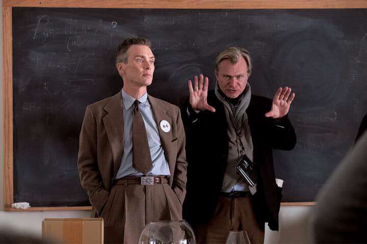 クリストファー・ノーラン監督（右）の描くオッペンハイマーは、優れた科学者であるが故に精神を病んだ男というよくあるパターンを踏襲している　©UNIVERSAL PICTURES. ALL RIGHTS RESERVED.