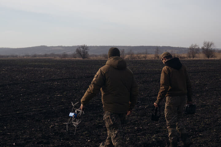 ドローンを持って歩く2人のウクライナ兵