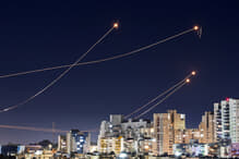 攻撃と迎撃の区別もつかない？──イランの数百の無人機やミサイルとイスラエルの「アイアンドーム」が乱れ飛んだ中東の夜間映像