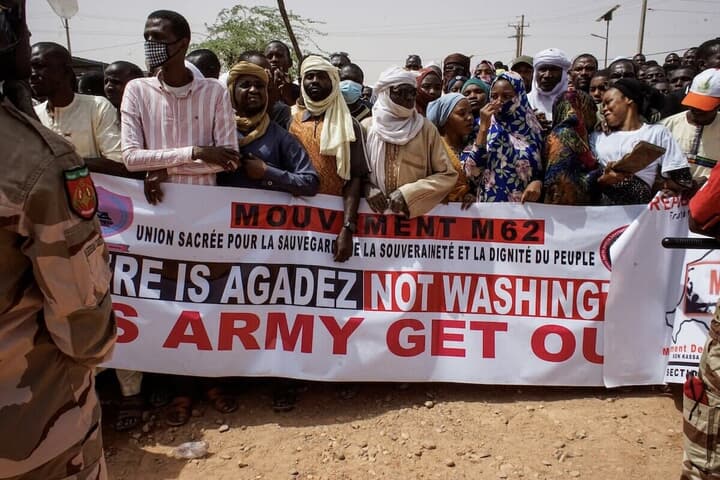 アメリカ軍の駐留に抗議するニジェールの人々　REUTERS/Stringer