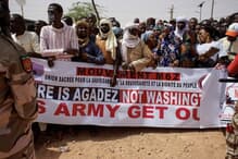 アメリカ軍の駐留に抗議するニジェールの人々　REUTERS/Stringer