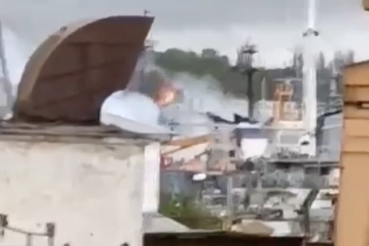 潜水艦救難艦「コムーナ」らしき停泊中の艦船が炎と煙に包まれている様子を捉えた動画　@Gerashchenko_en-X