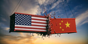 米中逆転は遠のいた?──2021年にアメリカの76%に達した中国経済が昨年は3分の2まで縮小