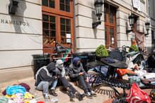 名門コロンビア大学の学生が建物占拠の強硬策、警官隊に排除される