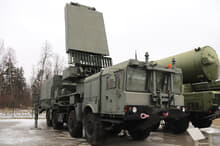 移動式レーダーを搭載したロシアの軍用車両