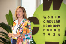 世界循環経済フォーラムで発表する女性