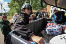 警官の助けを借りて避難準備をするハルキウ州ボウチャンスクの住民たち