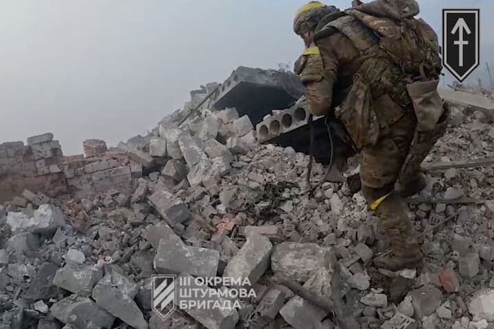 
ドネツク州で反攻作戦を遂行するウクライナ兵士
