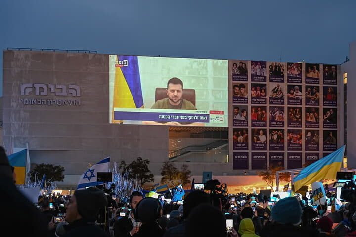 
テルアビブの広場に映し出されたゼレンスキー大統領の演説
