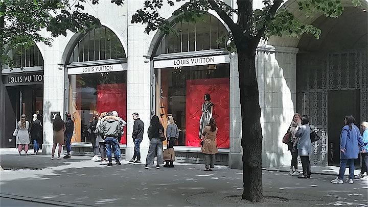 ルイ・ヴィトンのチューリヒ店の前には買い物客の列ができた。