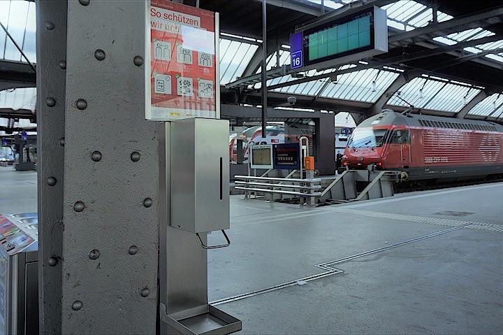 チューリヒ中央駅など主要駅には、消毒液が設置されている