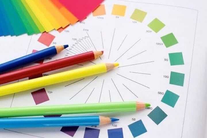 色鉛筆とカラーチャート