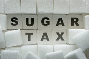 イタリアは砂糖税とプラスチック税の導入で大論争中